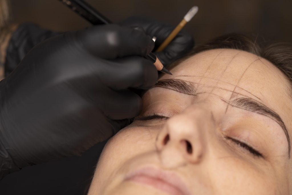 hairtroke cần sự tỉ mỉ từ đôi tay chuyên nghiệp của kỹ thuật viên