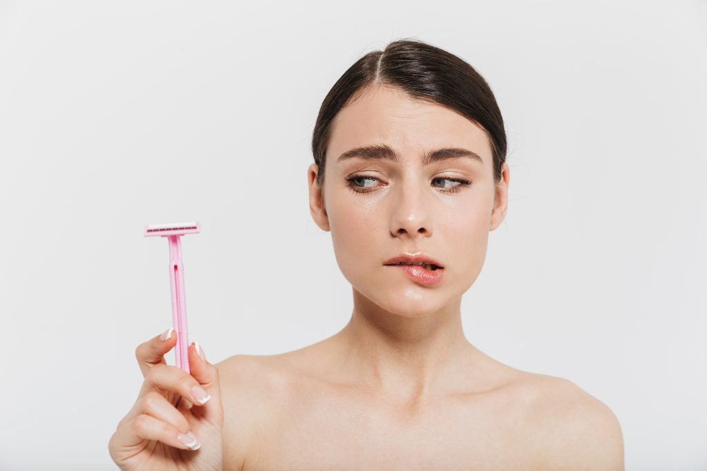 tránh cạo nhổ lông trước khi xóa xăm chân mày bằng laser