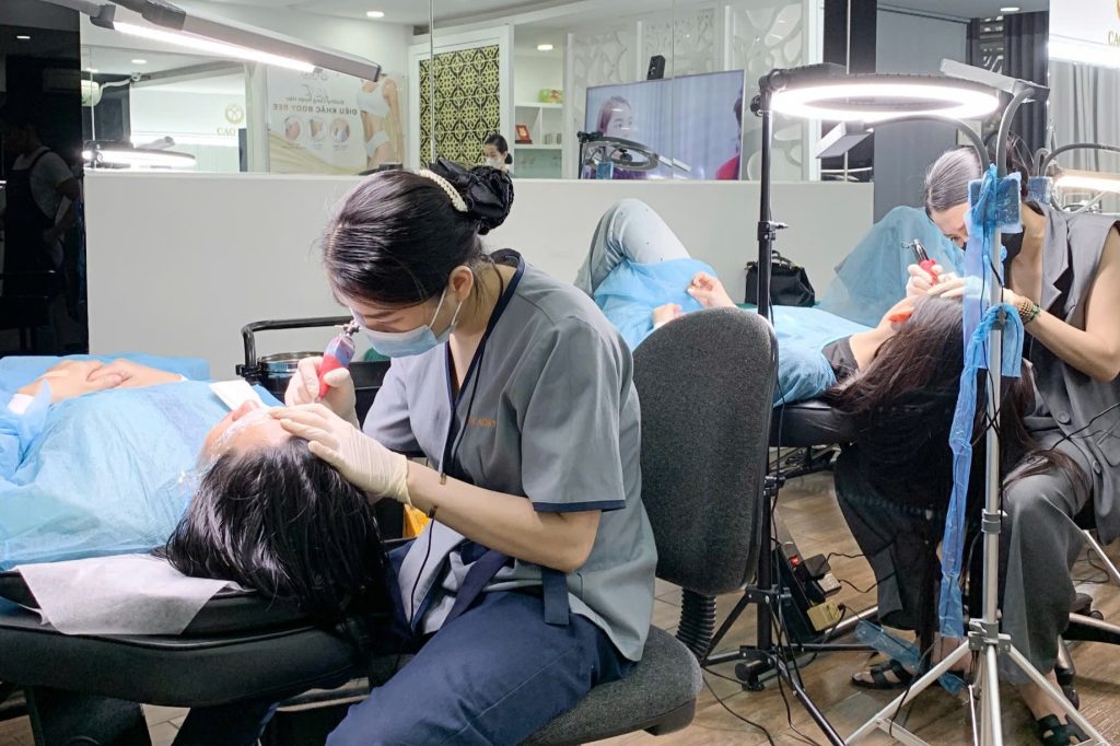 tay nghề kỹ thuật viên điêu khắc chân mày đẹp