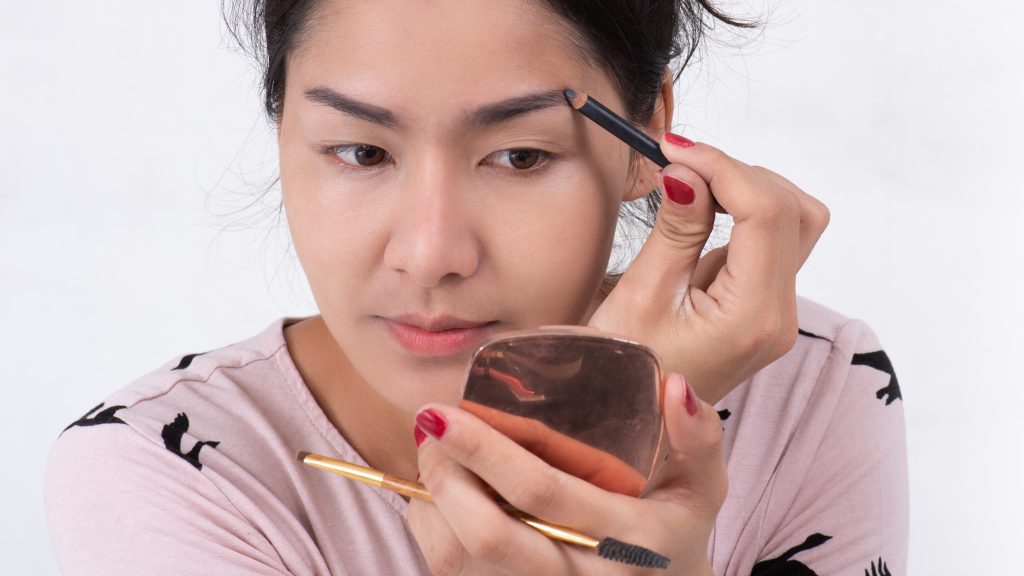 không nên sử dụng mỹ phẩm trang điểm lên vùng chân mày sau khi xóa xăm 